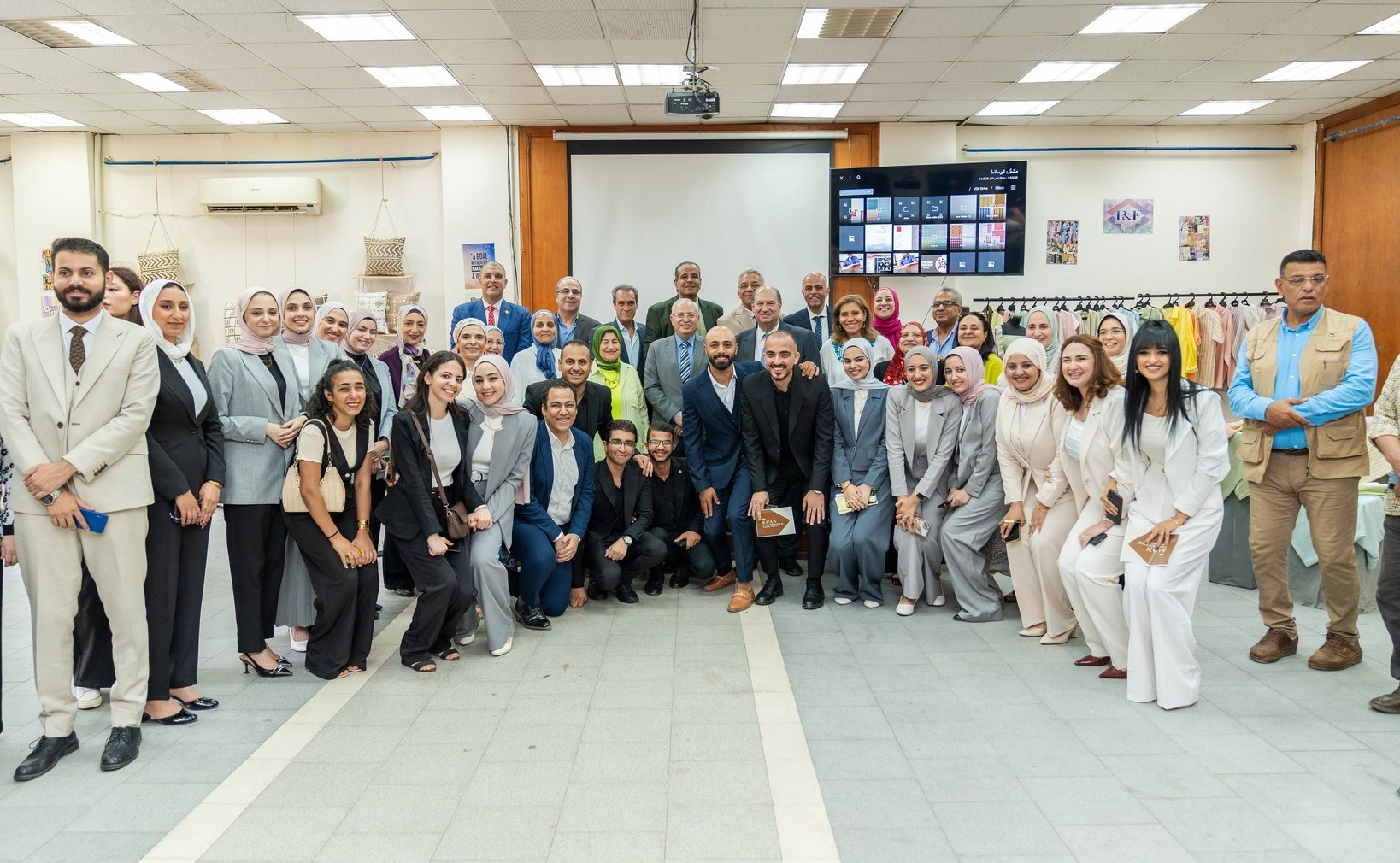 Jade Textile participates in evaluating the graduation projects of textile engineering students at the Faculty of Applied Arts